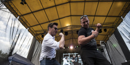 Mareš zpíval z kancelářské židle a ukázal bicepsy