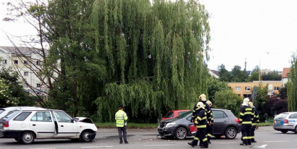 Čelní střet v Plzeňské komplikuje dopravu u kruhového objezdu