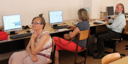 Na Gymnáziu pod Svatou Horou „zasedli do lavic“ senioři