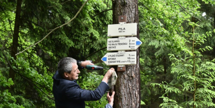 Ministři Stropnický s Brabec osadili v Brdech první rozcestník