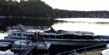 Rožmberk v plamenech: Výletní parník zachvátil požár