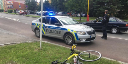 Střet osobního vozu a cyklisty se neobešel bez zranění