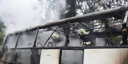 Očima hasičů: Hořící autobus se podařilo dostat pod kontrolu za půl hodiny
