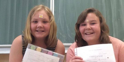 Školáci dnes dostali vysvědčení, těší se na prázdniny i učitelé?