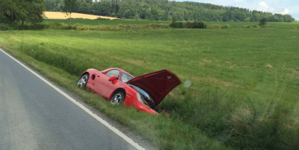 Porsche skončilo mimo komunikaci, posádce se nic nestalo