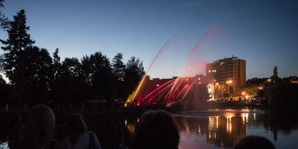 Stovky lidí se včera večer přišly podívat na hasičskou fontánu