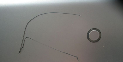 Neznámý vandal poškrábal auto v Plzeňské ulici