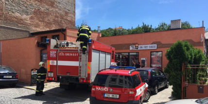 Na bistro v Dlouhé se lepí smůla, dnes zde zasahovali hasiči