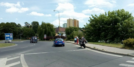 Nehoda na kruhovém objezdu u Obory: Počítejte s komplikacemi