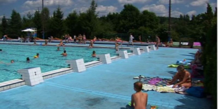 Během víkendu navštívilo venkovní bazén skoro tisíc lidí
