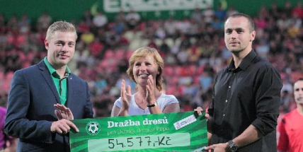 Dražba fotbalových dresů skončila, přinesla více než 54 tisíc