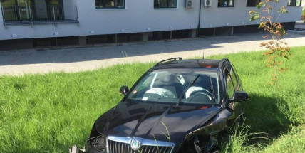 Nad Spartakem se srazila dvě auta, jedno skončilo v příkopu