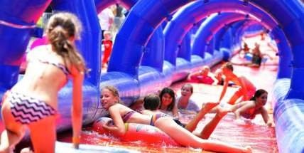 Na konci srpna se třída Osvobození promění v obří skluzavku