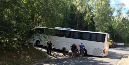 JIŽ OTEVŘENO: Husova ulice byla uzavřena, blokoval jí uvízlý autobus.