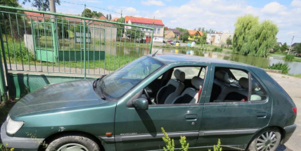 Řidička nezabrzdila vůz, ten skončil v rybníku