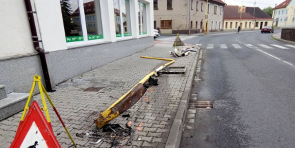 Octavie v noci porazila sloup veřejného osvětlení