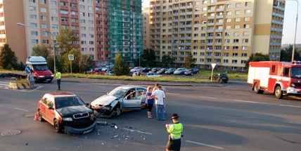 Dva vozy se srazily u supermarketu v Brodské