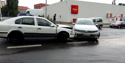 V Seifertově ulici se srazily dva vozy, projíždějte opatrně