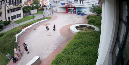 Policie hledá pachatele, kteří poškodili vystavené vozidlo