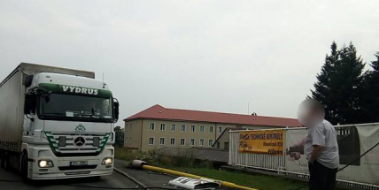 Komplikace v Obecnické, nákladní vůz zde porazil lampu