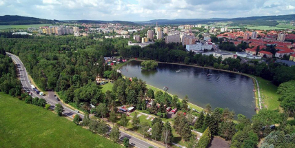 Město nabízí vstupenky na obří skluzavku, žádá o pomoc se Zelenou páteří