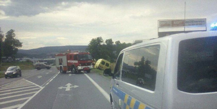 Dodávka na Evropské skončila v příkopu