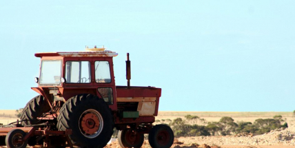 Při nehodě traktoru vznikla škoda 700 tisíc