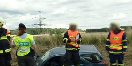 Nehoda vozu Peugeot komplikuje provoz na Strakonické