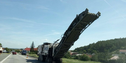 V Dubenci frézují vozovku. Zpoždění přes 20 minut