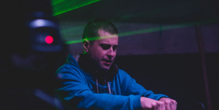 Našlapaná DJ stage na letním festivalu Kačeři