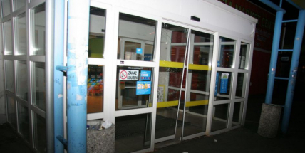 Na dveřích obchodu a kabrioletu způsobili vandalové škodu za 100 tisíc