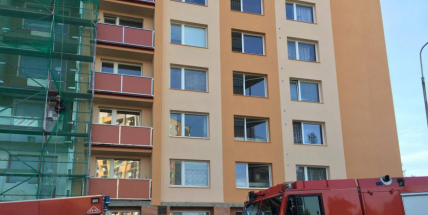 V Brodské ulici zasahují hasiči