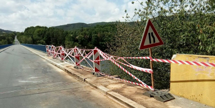 Nehoda nákladního vozu uzavřela most až do noci