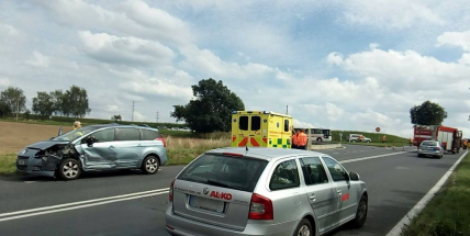 Nehoda tří vozů uzavřela silnici 4 u odbočky na přehradu Orlík
