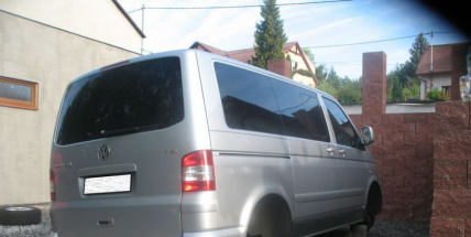 Ráno našel majitel vůz na cihlách