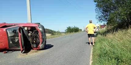 Auto po nehodě skončilo na boku, silnice je uzavřena