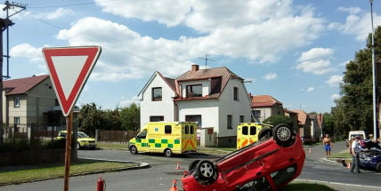 V Březnici se srazily dva vozy, jeden skončil na střeše