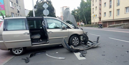 U výjezdu z ulice Bratří Čapků se srazily dva vozy
