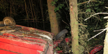 Auto spadlo ze šestimetrového srázu na střechu, na místo letěl vrtulník