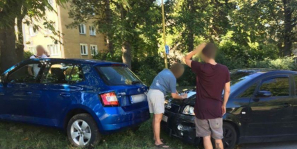 V Mariánské ulici se srazily dva vozy, jeden skončil na trávníku