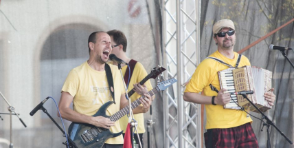 Náměstí TGM se včera rozeznělo zvuky bicích a kytar