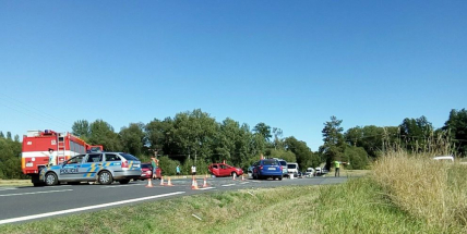 U Višňové se srazila 3 auta, silnice je uzavřena