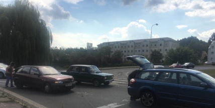Dopravu v Příbrami komplikuje nehoda na kruhovém objezdu