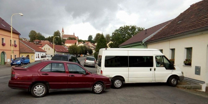 Dopravní nehoda tří vozů komplikuje provoz v Milíně