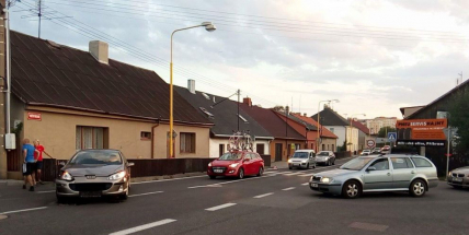 Dopravu přes Březové Hory komplikuje nehoda dvou vozů
