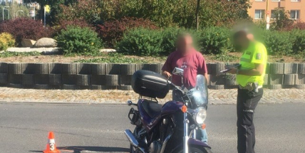 Na kruhovém objezdu u OBI se srazilo auto s motorkou