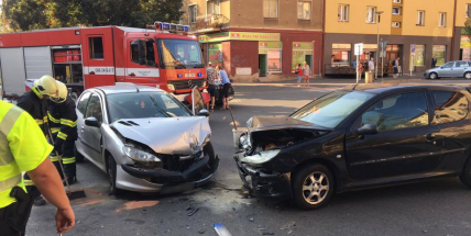 Nehoda dvou vozů uzavřela křižovatku ulic Edvarda Beneše a třídy Osvobození