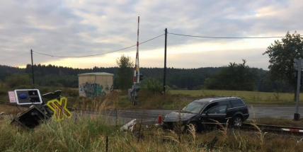 Po nárazu zůstalo auto v kolejišti