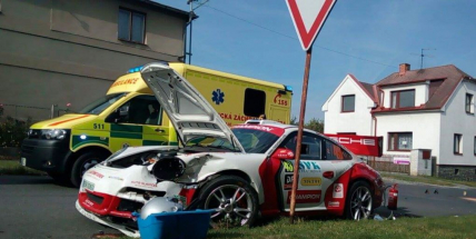 V Březnici se srazil závodní vůz s osobním