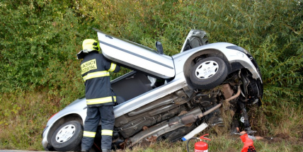 Auto u Rožmitálu skončilo v příkopu, řidič je lehce zraněn